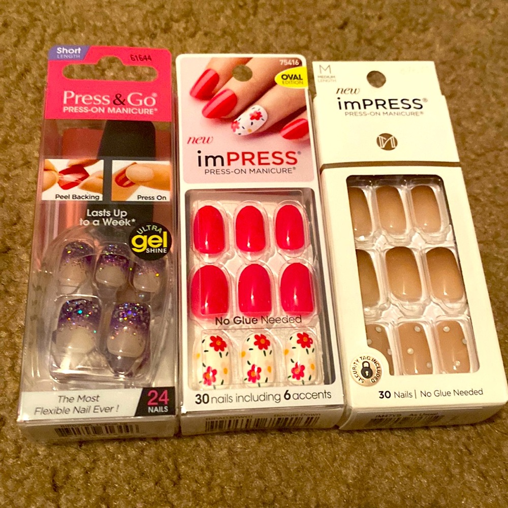Press-on nails. Set of 3.